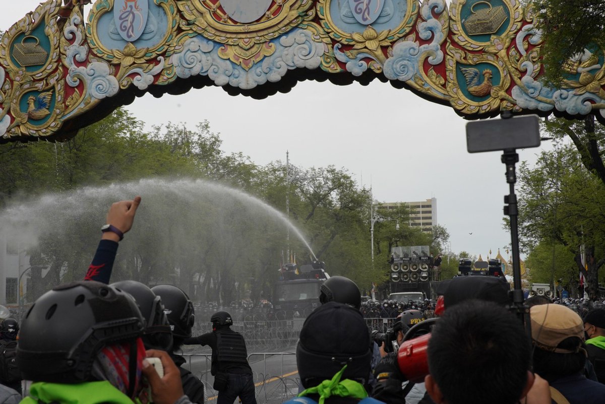 DecodePlus's tweet image. ประมวลภาพการเผชิญหน้าของจนท.และผู้ชุมนุม 15.40 - 16.15 น.บริเวณผ่านฟ้าลีลาศ 
มีผู้บาดเจ็บจากการใช้กระสุนยางและฉีดน้ำเข้าใส่ผู้ชุมนุมของจนท.
.
ล่าสุด ผู้ชุมนุมเปลี่ยนเส้นทางไปยังทำเนียบฯโดยใช้ถ.นครสวรรค์แทน

#Decode #CrackandCraft #ม็อบ18กรกฎา #กระสุนยาง