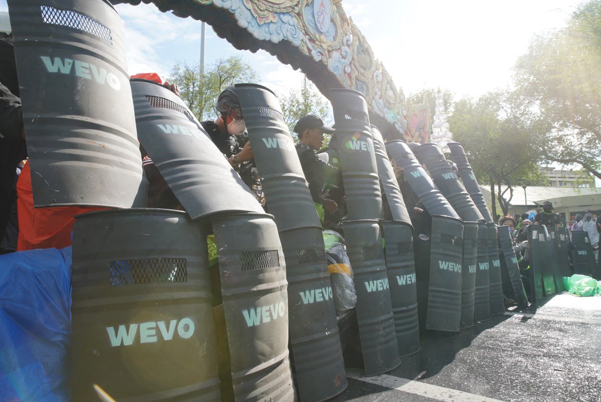 DecodePlus's tweet image. ประมวลภาพการเผชิญหน้าของจนท.และผู้ชุมนุม 15.40 - 16.15 น.บริเวณผ่านฟ้าลีลาศ 
มีผู้บาดเจ็บจากการใช้กระสุนยางและฉีดน้ำเข้าใส่ผู้ชุมนุมของจนท.
.
ล่าสุด ผู้ชุมนุมเปลี่ยนเส้นทางไปยังทำเนียบฯโดยใช้ถ.นครสวรรค์แทน

#Decode #CrackandCraft #ม็อบ18กรกฎา #กระสุนยาง