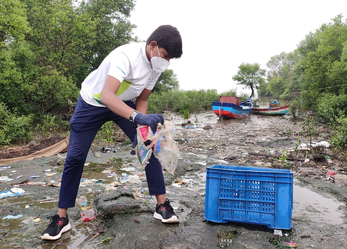 EnvironmentLife's tweet photo. Week 48
Our #mangrovesoldiers contribute with selfless dedication to clear mess between mangroves also spreading awareness via creative massages.
Citizens responsibility towards society lacking somewhere on civic issue.
Please use dustbin.
@AUThackeray @CPCB_OFFICIAL @deespeak https://t.co/YZm18Egh1q