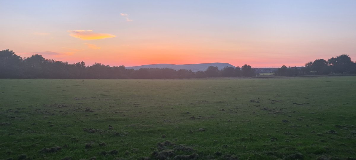 its_hannah's tweet photo. Sunset over Pendle Hill from Worsthorne 

#pendlehill #lancsphotography #lancashirephotography https://t.co/rkyiiq2nN6