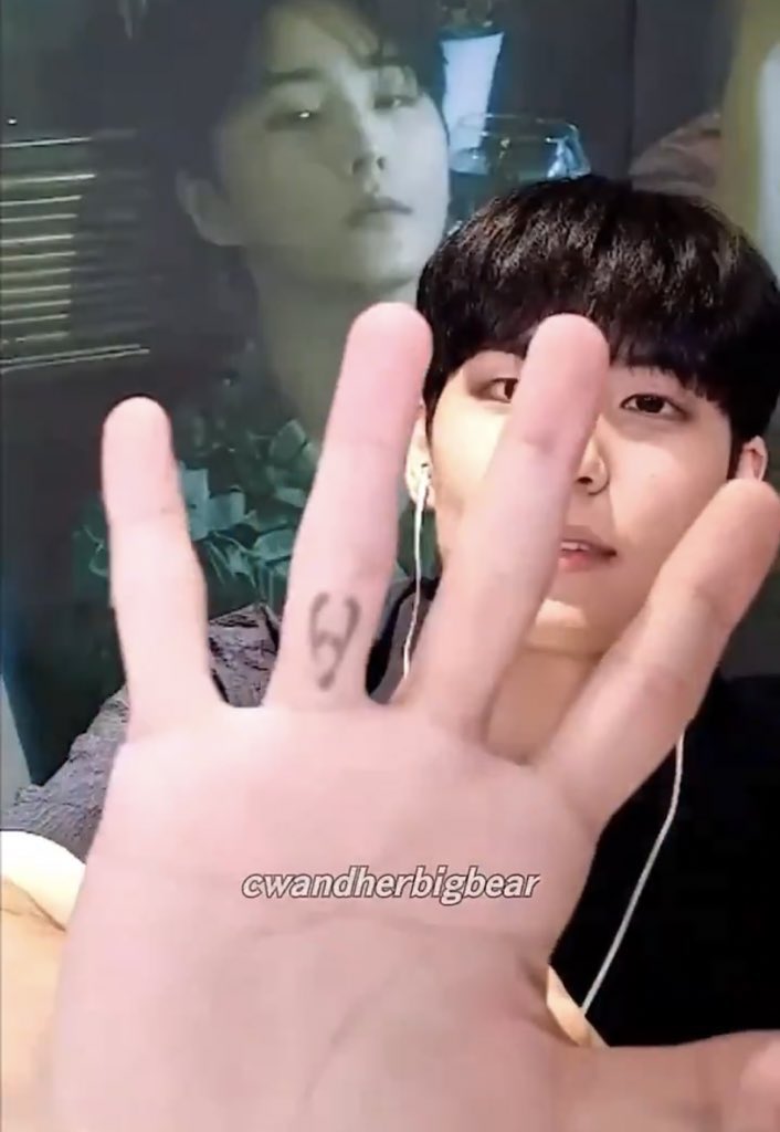 더 진해진거같애 .. 타투도 너무 김원필같애 .. 울면서 토하는중