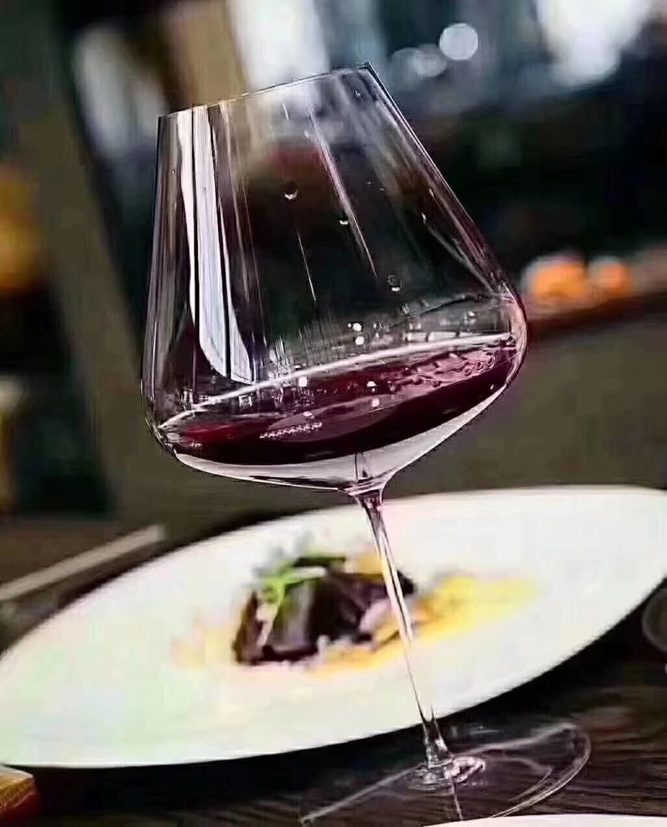 紅葡萄酒小知識🍷
時間短期的紅葡萄酒，这个边缘会带有紫罗兰的色泽，愈浅龄，紫色愈深，若经过约4～5年的瓶内陈熟后，这个边缘会逐渐褪色，和中间色带的颜色一致，若最经过更长的贮藏时间，其颜色会转变成砖红色或橘红色，最后色泽转成琥珀色。因此，这两个边缘是观察葡萄酒年份重要的指标🌹
