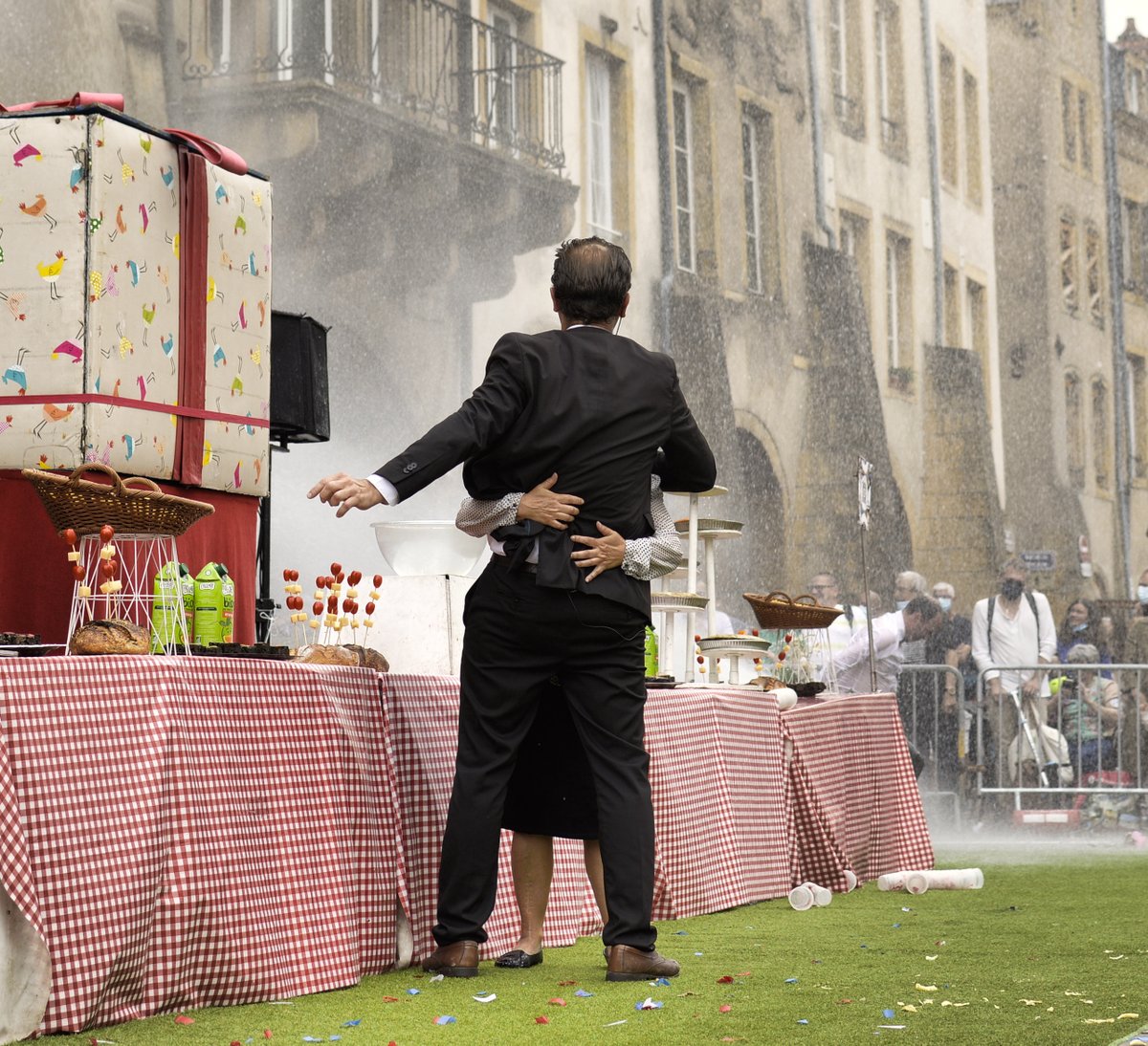Un_Bon_Mot's tweet image. D'après "Animaniversaire" par la Cie du Deuxième dans le cadre du festival Hop Hop Hop à Metz. (@FestHopHopHop/@MairiedeMetz)
+ de photos : facebook.com/FrenchStreetPh…
#Metz #HopHopHop #FestivalHopHopHop #ArtDeRue #StreetArt #StreetPhotography #Animaniversaire #CompagnieDuDeuxième