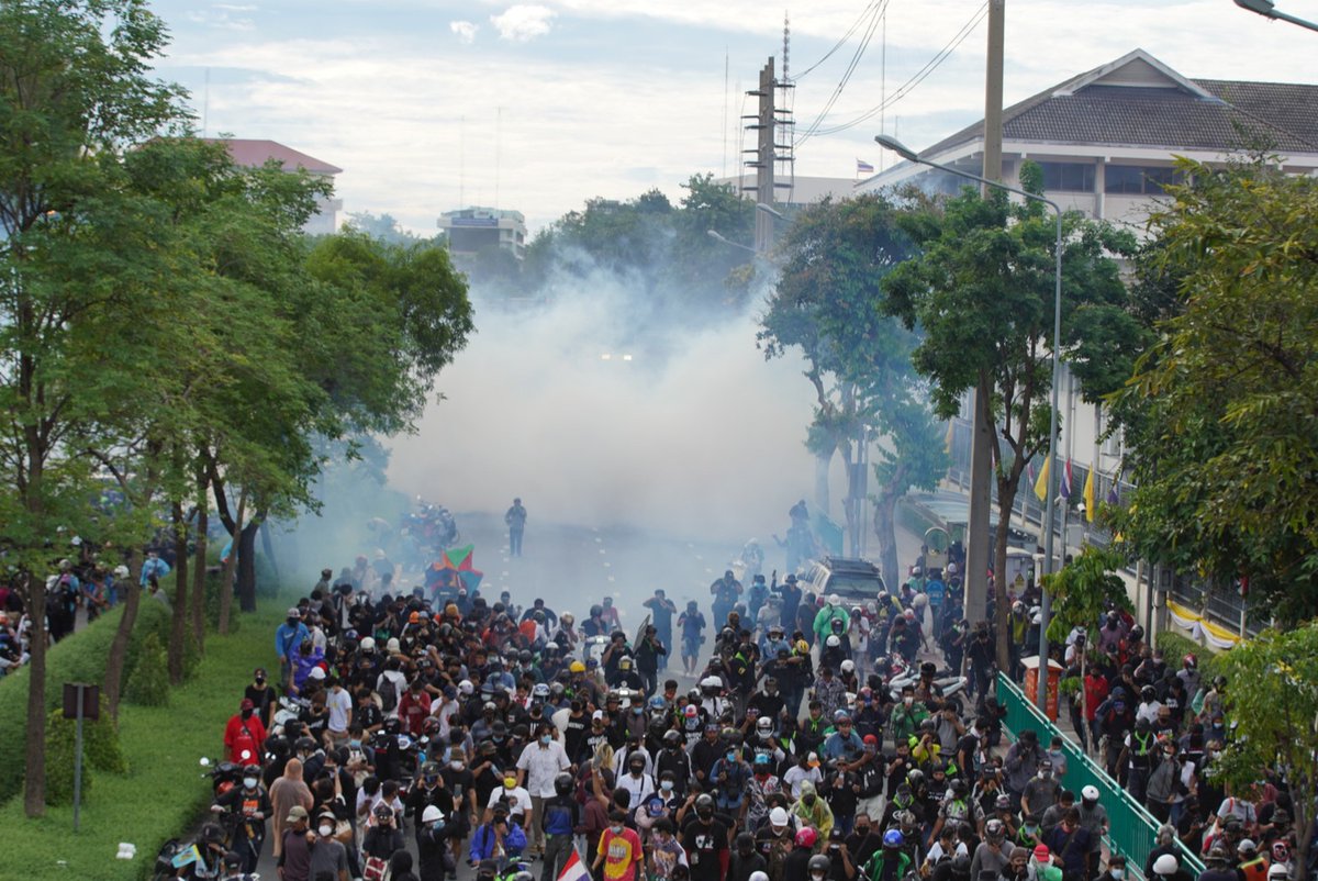 DecodePlus's tweet image. อัพเดท #ม็อบ18กรกฎา
17.00 น. บรรยากาศผู้ชุมนุมหน้าทำเนียบรัฐบาล เจ้าหน้าที่ยิงแก๊สน้ำตาใส่มวลชนเป็นระยะๆ 
#Decode #CrackandCraft #ม็อบ18กรกฎา #กระสุนยาง #แก๊สน้ำตา