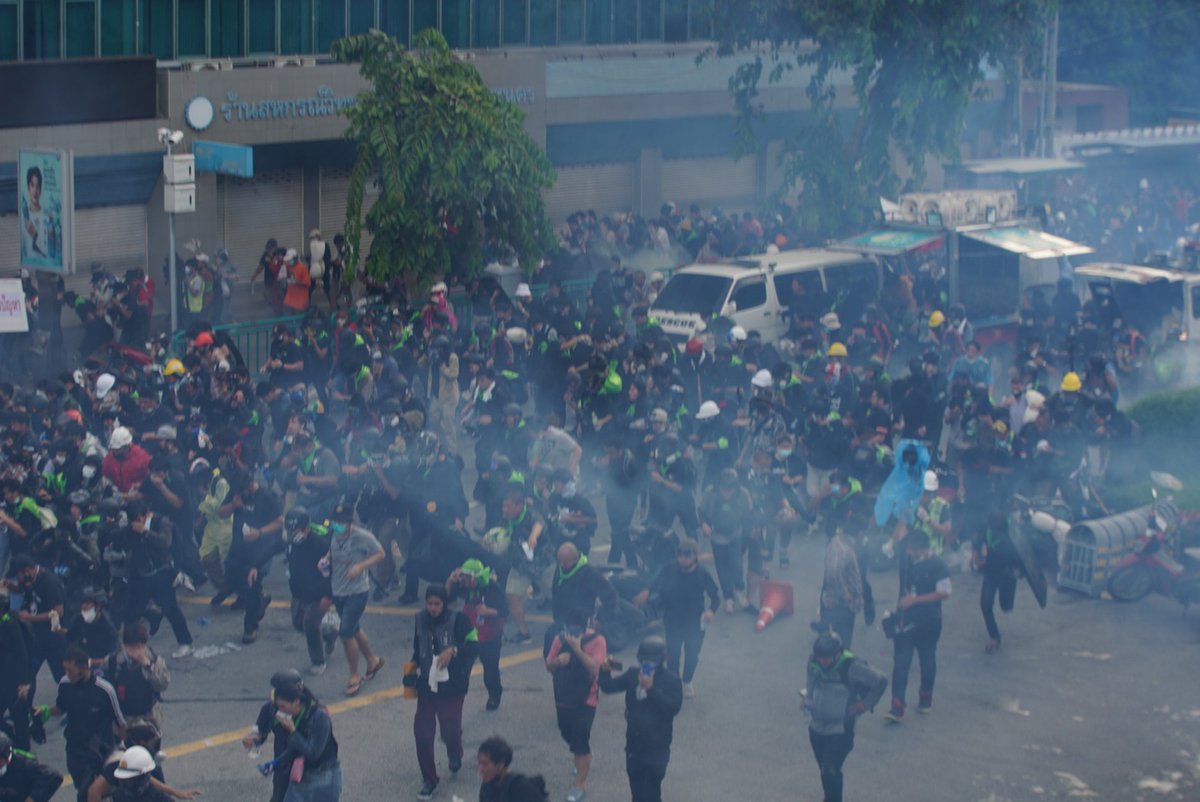 DecodePlus's tweet image. อัพเดท #ม็อบ18กรกฎา
17.00 น. บรรยากาศผู้ชุมนุมหน้าทำเนียบรัฐบาล เจ้าหน้าที่ยิงแก๊สน้ำตาใส่มวลชนเป็นระยะๆ 
#Decode #CrackandCraft #ม็อบ18กรกฎา #กระสุนยาง #แก๊สน้ำตา