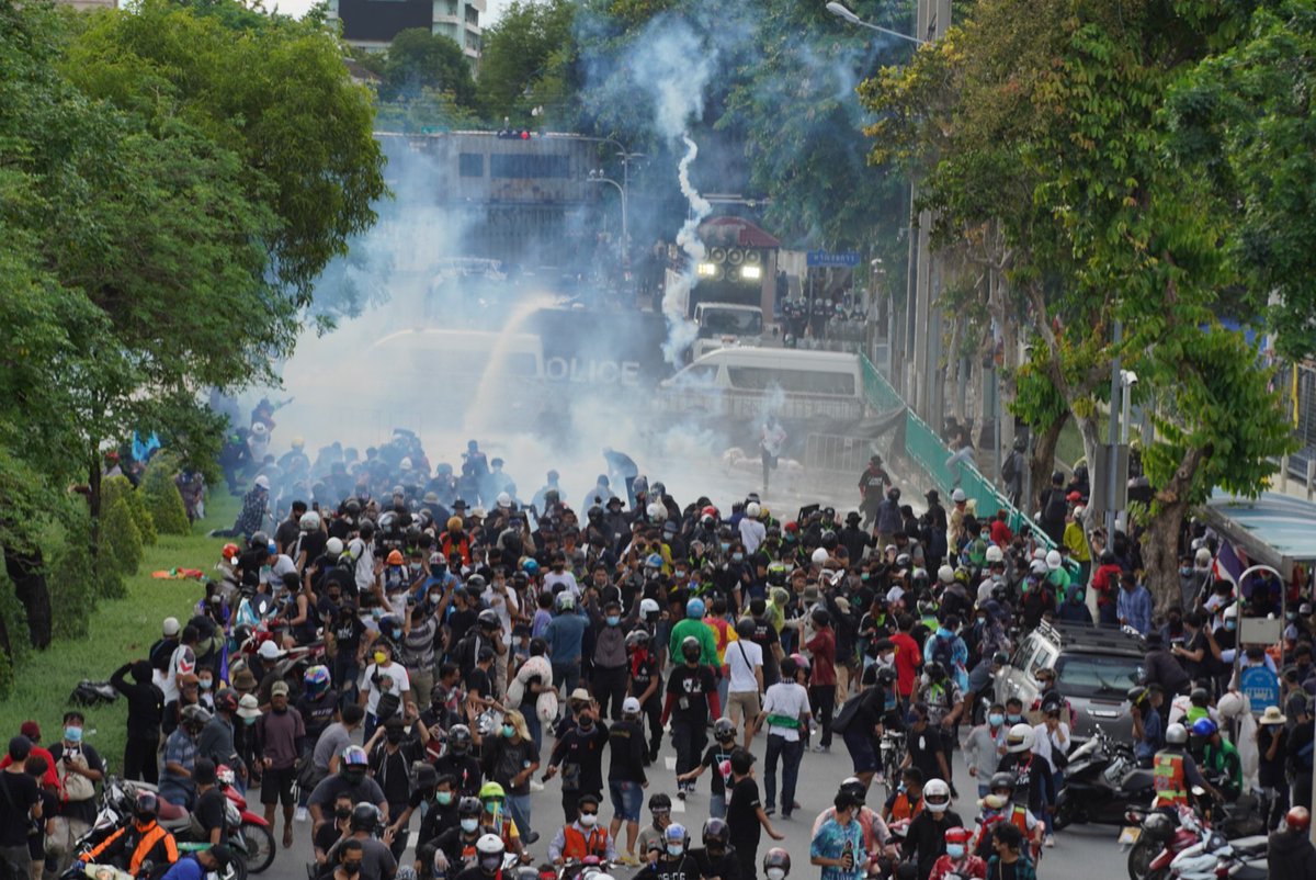 DecodePlus's tweet image. อัพเดท #ม็อบ18กรกฎา
17.00 น. บรรยากาศผู้ชุมนุมหน้าทำเนียบรัฐบาล เจ้าหน้าที่ยิงแก๊สน้ำตาใส่มวลชนเป็นระยะๆ 
#Decode #CrackandCraft #ม็อบ18กรกฎา #กระสุนยาง #แก๊สน้ำตา