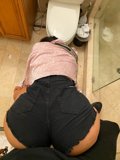 So I was at a celebrity mansion party in L.A and this big booty stallion walked up to me and said &ldquo;Damn<a href="/tag/mvsales"class="tags"><span>#mvsales</span></a><a href="/tag/mvboys"class="tags"><span>#mvboys</span></a>