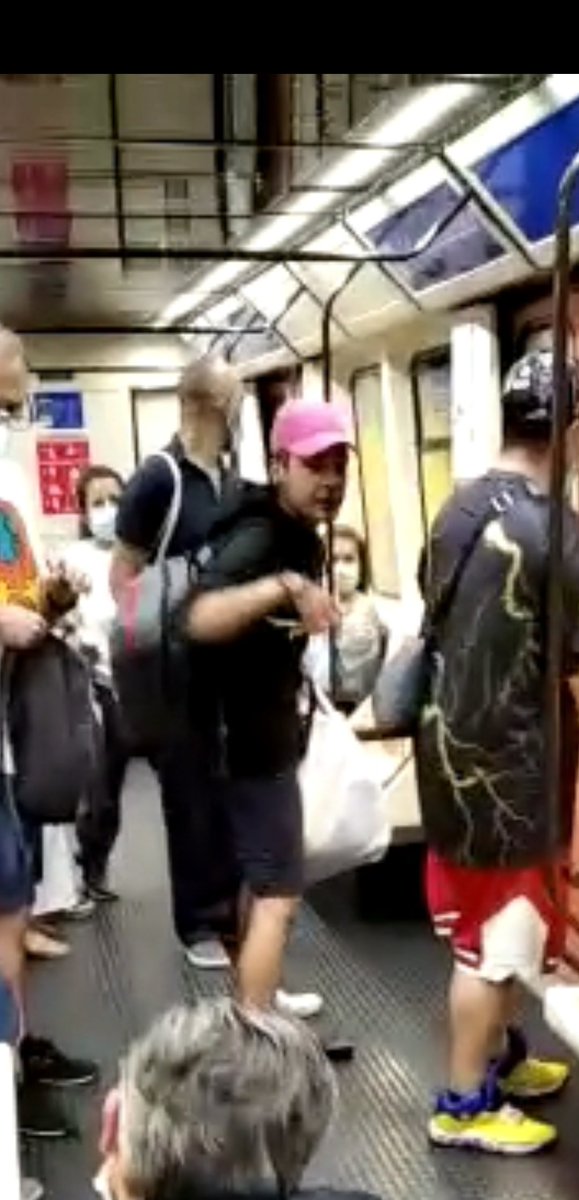 Nandiiux's tweet photo. 📢🔴 SE BUSCA! 🔴📢📢

RESPONSABLE DEL APUÑALAMIENTO EN EL METRO DE MADRID A SANITARIO.
1,60 de longitud aprox.
55-60 Kg aprox.
Complexión delgada.
Pelo moreno frondoso. 
25 a 30 años.
Sudaméricano.
Puede llevar cascos de música y 2 pulseras en muñeca derecha
Zapatillas blancas https://t.co/W8WcLIkfUU