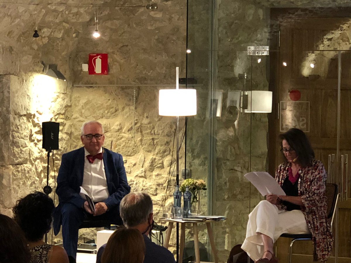 COACGirona's tweet image. 🌙 Ahir el Festival @Portalblau va obrir una nova edició amb un sentit homenatge a l’arquitecte i poeta Joan #Margarit.

🎶 L’arquitecta Maria Rubert de Ventós i el poeta Carles Duarte van recordar-lo llegint alguns dels seus poemes més representatius.