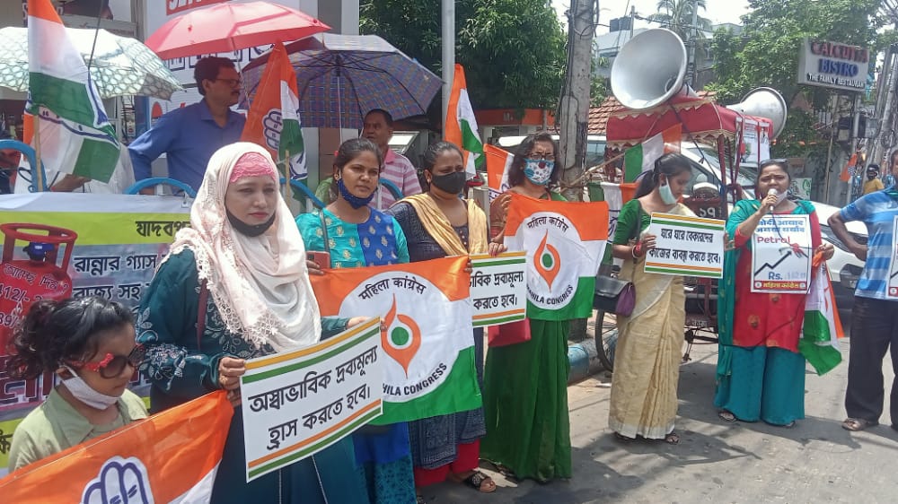 WestBengalPMC's tweet photo. Today South24Pargana(1) DMC president @DolanDasINC along with her DMC team organised a azitation by road blocking at Jadavpur sulekhamore regarding price hike of fuel, commodity and high unemployment etc. 
#AIMCProtestsPriceRise https://t.co/x6IGG5pUfA
