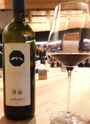 Il Teroldego Rotaliano è uno dei miei vini del cuore e questo di Dorigati è sempre stato tra i preferiti perché riesce a miscelare potenza con rotondità e perfetto uso del legno. 

buff.ly/36Fk0Rg