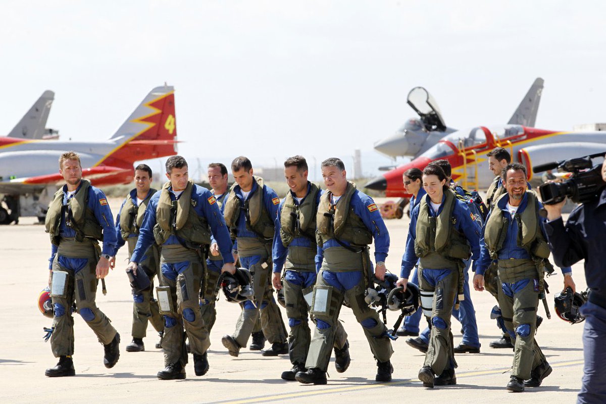 EjercitoAire's tweet photo. 1)Es su uniforme de faena. Tiene un nombre demasiado sencillo para toda la complejidad que soporta. El mono de vuelo representa la identidad misma de nuestros pilotos. Su historia es la historia misma de la aeronáutica y del @EjercitoAire. Descúbrelo en este #hilo ⬇️ https://t.co/v4MNJWm73p