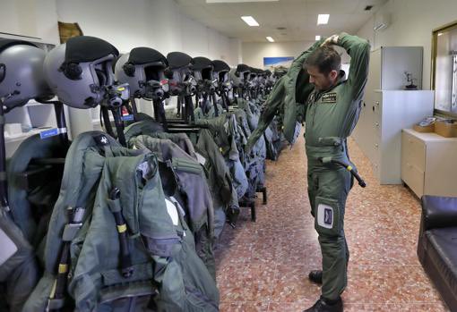 EjercitoAire's tweet photo. 1)Es su uniforme de faena. Tiene un nombre demasiado sencillo para toda la complejidad que soporta. El mono de vuelo representa la identidad misma de nuestros pilotos. Su historia es la historia misma de la aeronáutica y del @EjercitoAire. Descúbrelo en este #hilo ⬇️ https://t.co/v4MNJWm73p