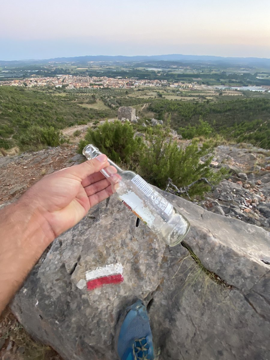 Recogido ayer tarde en el #CastellDeMontgri entre las hierbas, esto puede provocar un #Incendio, por favor, seamos conscientes con lo que hacemos.
#If #Incendios #Prevencion #TorroellaDeMontgri #CostaBrava