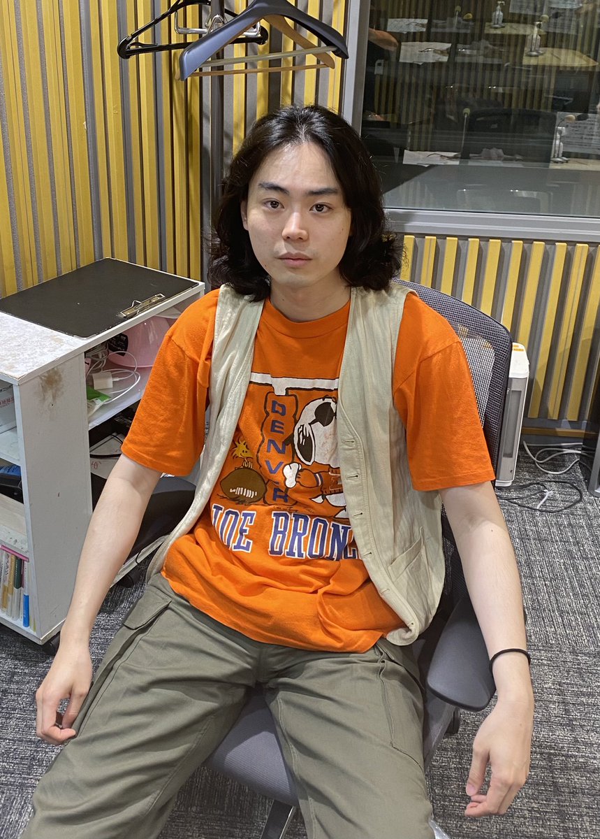 菅田将暉の私服 菅田将暉のann の私服です スヌーピーと英語がプリントされた オレンジのtシャツです 芸能人の私服 衣装まとめ Woomy