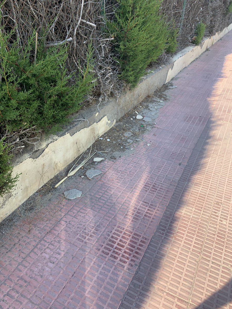 LCunit's tweet image. Av de la Font con Av Tarragona quien limpia ?! @Ajuntamentcunit