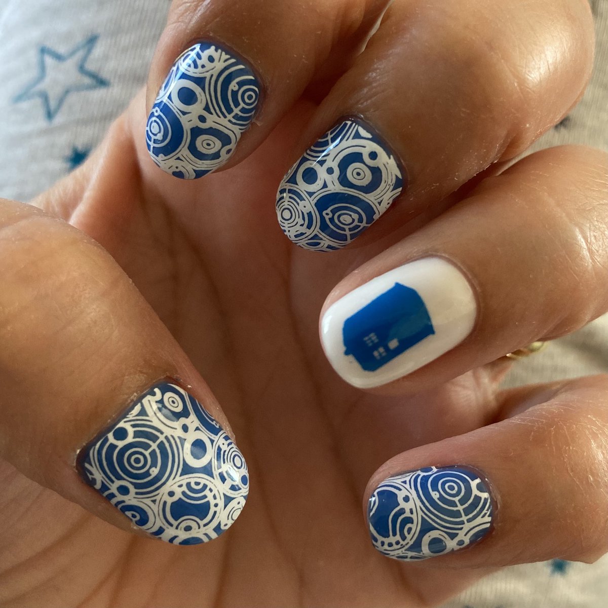 FunSizeSuze's tweet photo. #Whovian / #Gallifreyan nails @bbcdoctorwho #nailchat #nailart https://t.co/adS6mUUfw9