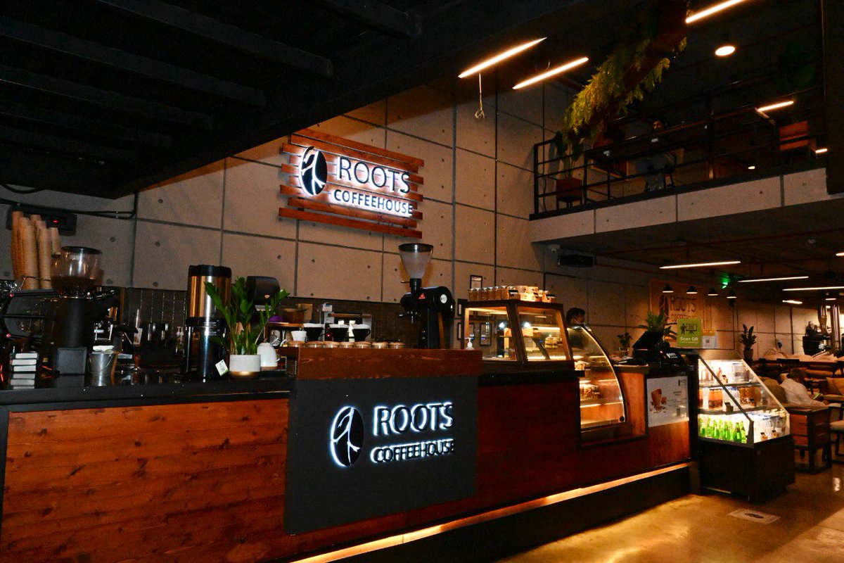 saudi_cancer's tweet image. وقعت الجمعية اتفاقية تعاون مع @Rootscoffee_sa بمقر المحمصة، وتهدف الاتفاقية إلى تثقيف المجتمع ودعم مرضى السرطان وذلك بنشر الحملات التوعوية للجمعية داخل الفروع وعبر قنوات التواصل الاجتماعي.