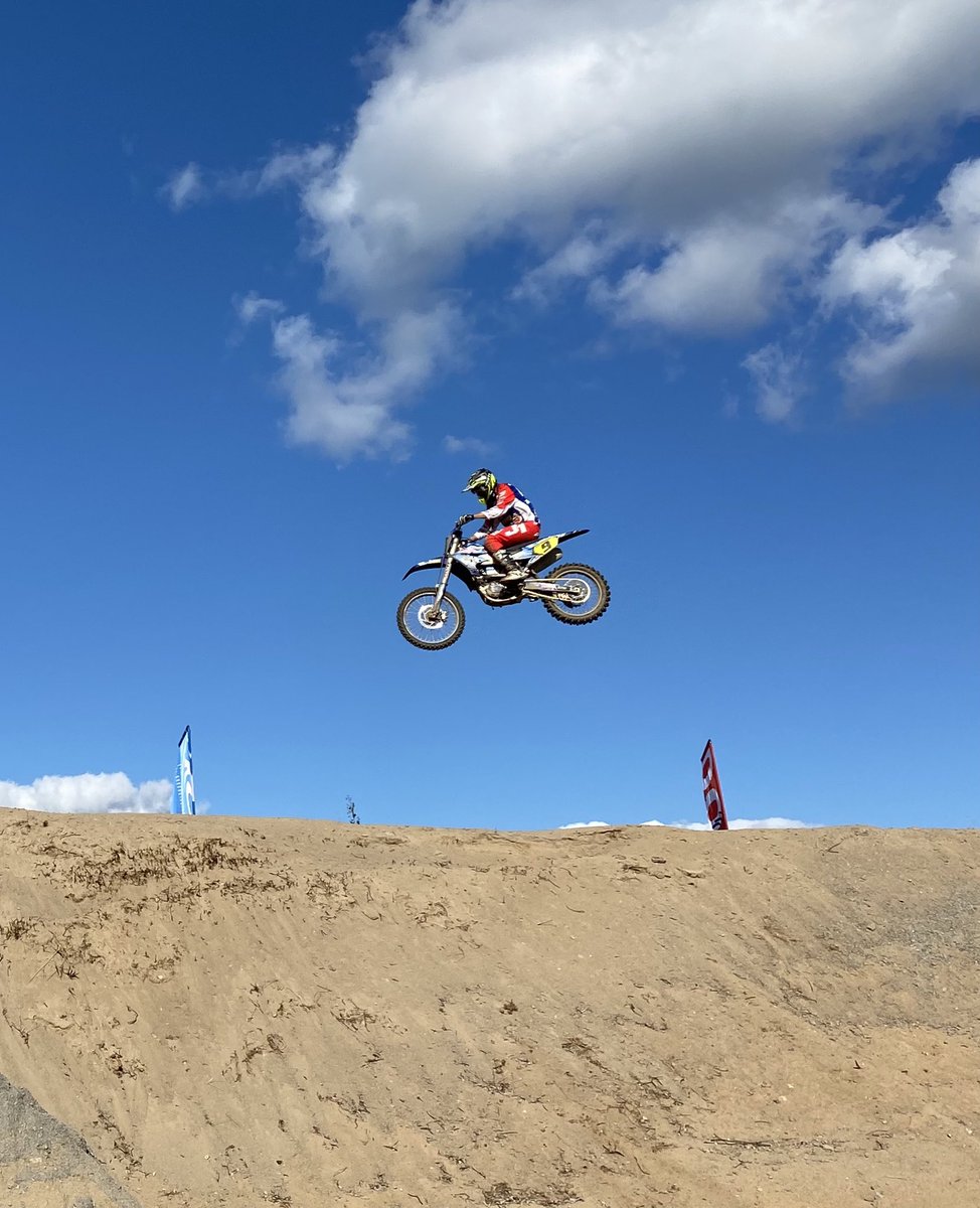 TalentSportsMa1's tweet photo. Ei voi muuta tehdä kuin nostaa päätä hurjapäille kuten motocross kuski Rene Rannikolle. 
Kävin ensimmäistä kertaa elämässäni livenä seuraamassa motocrossia Kaanaalle - on ne hulluja ja kovia.
#Motocross 
#urheilumanagerointi 
#urheilumanagerointi
#sponsorointi https://t.co/Ak8ZicqjlZ