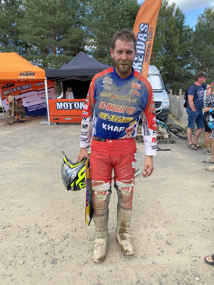 TalentSportsMa1's tweet photo. Ei voi muuta tehdä kuin nostaa päätä hurjapäille kuten motocross kuski Rene Rannikolle. 
Kävin ensimmäistä kertaa elämässäni livenä seuraamassa motocrossia Kaanaalle - on ne hulluja ja kovia.
#Motocross 
#urheilumanagerointi 
#urheilumanagerointi
#sponsorointi https://t.co/Ak8ZicqjlZ
