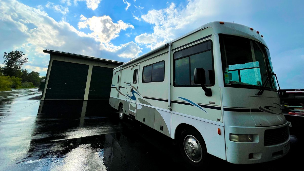 RVJedeye's tweet photo. Getting a new roof for the RV in just 4 days!Check out the step by step process! https://t.co/UUWiOO6yg7
#rvarmor #rv #rvlife #rvliving @WinnebagoRVs @Stephan04747967 @rvtravel @rvtravelvideos @MMM_Magazine @RVmagazine @CamcoRV #rvroof #rvrepair @GoRVing @GoRVingCanada #motorhome https://t.co/6Ag1MBwMsS