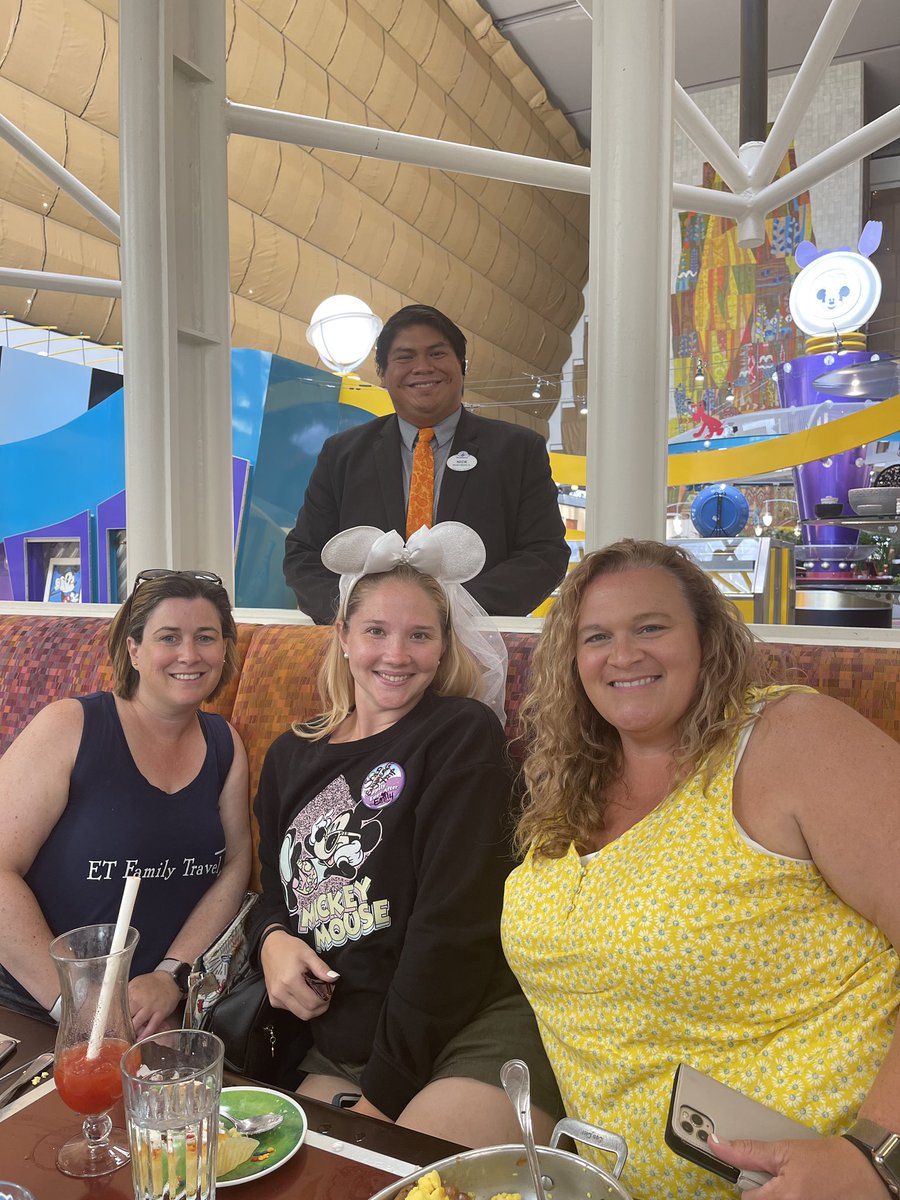 ETFamilyTravel's tweet photo. We had an amazing breakfast at Chef Mickey this morning thanks to Melinda and Nick who took great care of us and the bride to be! #castcompliment https://t.co/B2N8tmLlh3