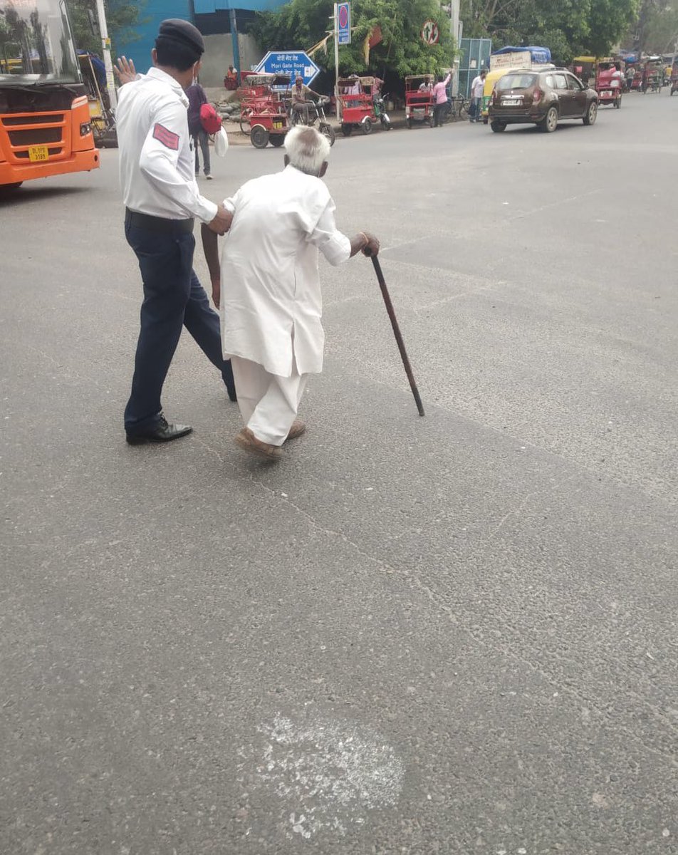 HC Ashfaq , helping a senior citizen to cross the road #DelhiPolice #CPDelhi #CPtraffic