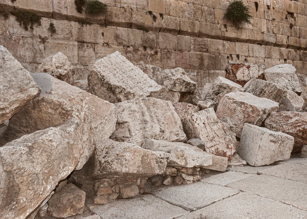 هذه الحجارة هي من أنقاض الهيكل الثاني. ألقاها الرومان في الشارع أثناء تدمير الهيكل عام 70م.الشعب…