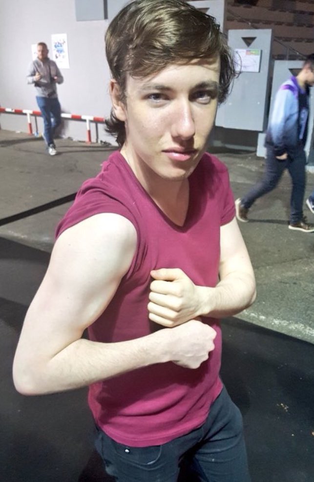 ARNA_LBLAA's tweet photo. Le plus grand combat que l'homme est connu sardoche vs squeezie!! https://t.co/eVO0mt2KDc
