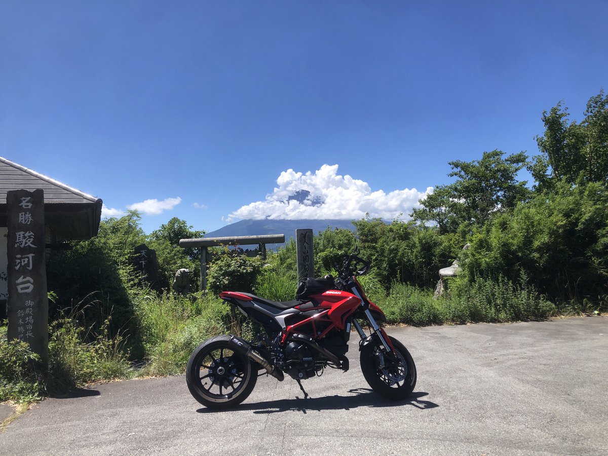 バックステップ、見た目にもかなり貢献。この赤がたまらなく好きなので引き立つように他は余計な色を入れず基本真っ黒にしたい。

あと、やっぱバネ下が2kgくらい軽くなるのでキビキビ感が全然違うし、路面の凸凹塗装が気にならなくなった。良いバイクになってきて楽しい。 #ハイパーモタード