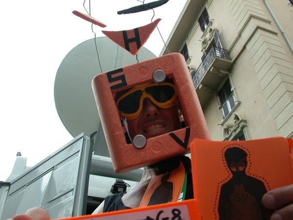 manolo_loop's tweet photo. #Genova: Super Video in Action
Nice outfit. You rock, #SuperVideo!
#Indymedia #GenovaG8 #indymediaTimeMachine #ReclaimTheMedia #G8 #Genova2001 #TimeMachine https://t.co/RMuvwfiSz4