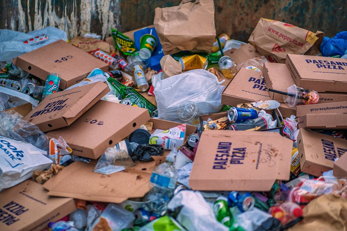 Thanks <a href="/GlasgowCC/">Glasgow City Council</a> and <a href="/paesano_pizza/">Paesano Pizza</a> for this creative approach to recycling - a giant open skip in Kelvingrove Park 🙁