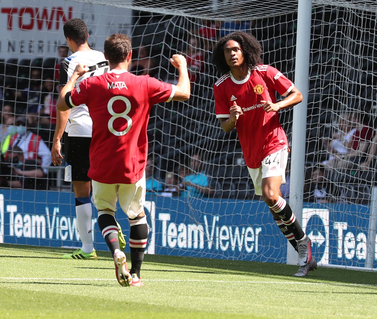 ManUtdMEN's tweet photo. ʜᴀʟꜰ ᴛɪᴍᴇ.

Chong's goal gives United a 1-0 break at half-time, with Heaton impressive in goal. 

#mufc https://t.co/PRGleE3bWE https://t.co/qwG5KhfdBf