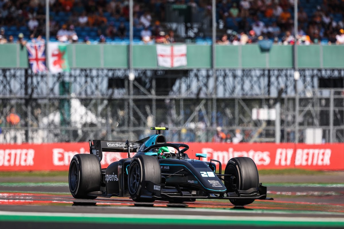 Nella gara 3 #F2 del weekend #BritishGP a Silverstone, Alessio ha visto il traguardo. Ritiratosi nei primi giri della corsa 1 e 2, Deledda @hwaag_official ha pensato solo a finire rimanendo fuori dai guai. Una corsa solitaria per accumulare ulteriore esperienza in F2