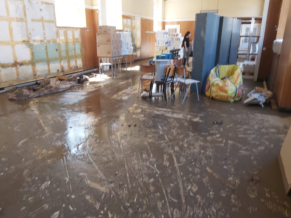 fdelooz's tweet photo. A Verviers, dans le quartier St-Remacle dévasté par les inondations, les Jeunes pour la paix de Liège sont à l'ouvrage pour nettoyer @SantEgidioBE https://t.co/4oml2YtT22