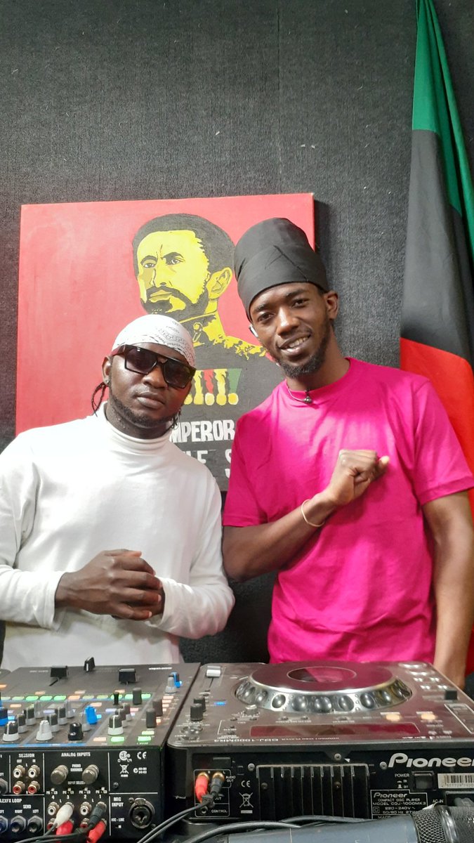 Link up with us on KU TELEVISION right now with Ras Shem and Frank Zaga .... request your favourite reggae music and am gonna play it right away.  Unawatch show ukiwa pande gani ya Kenya.......
#the_lyrical_deejay 
#sweet_entertainment