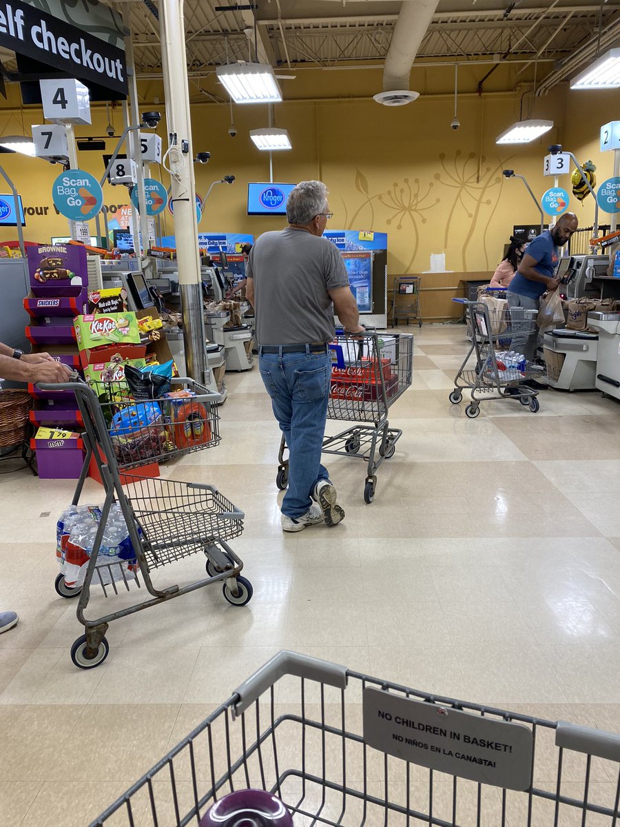 KrogerWorst's tweet photo. 3 lanes open on a Sunday?!?!  Come on @kroger https://t.co/T8r1eSAVry