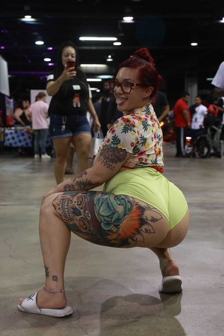 Shoutout to everyone i saw and met at Exxxotica https://t.co/5eKYcxYG5S