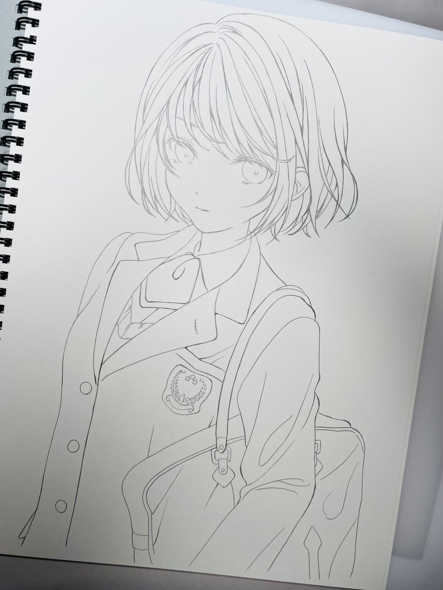 実在制服をどうアナログで表現するかテスト用線画
エンブレムは大体で済ませる感じかなあ? 