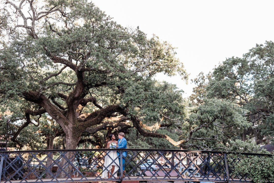 This tree, that bridge, and Jocelyn + Chris being adorable….basically the definition of a dream
job. 😍

The Savannah Elopement Package includes: Photography by <a href="/aptbphoto/">Apt. B Photography</a> // Bouquet + boutonnière by <a href="/ivoryandbeau/">Ivory & Beau</a> // Hair + makeup by @royalmakeupandhair // Cake by @wickedca