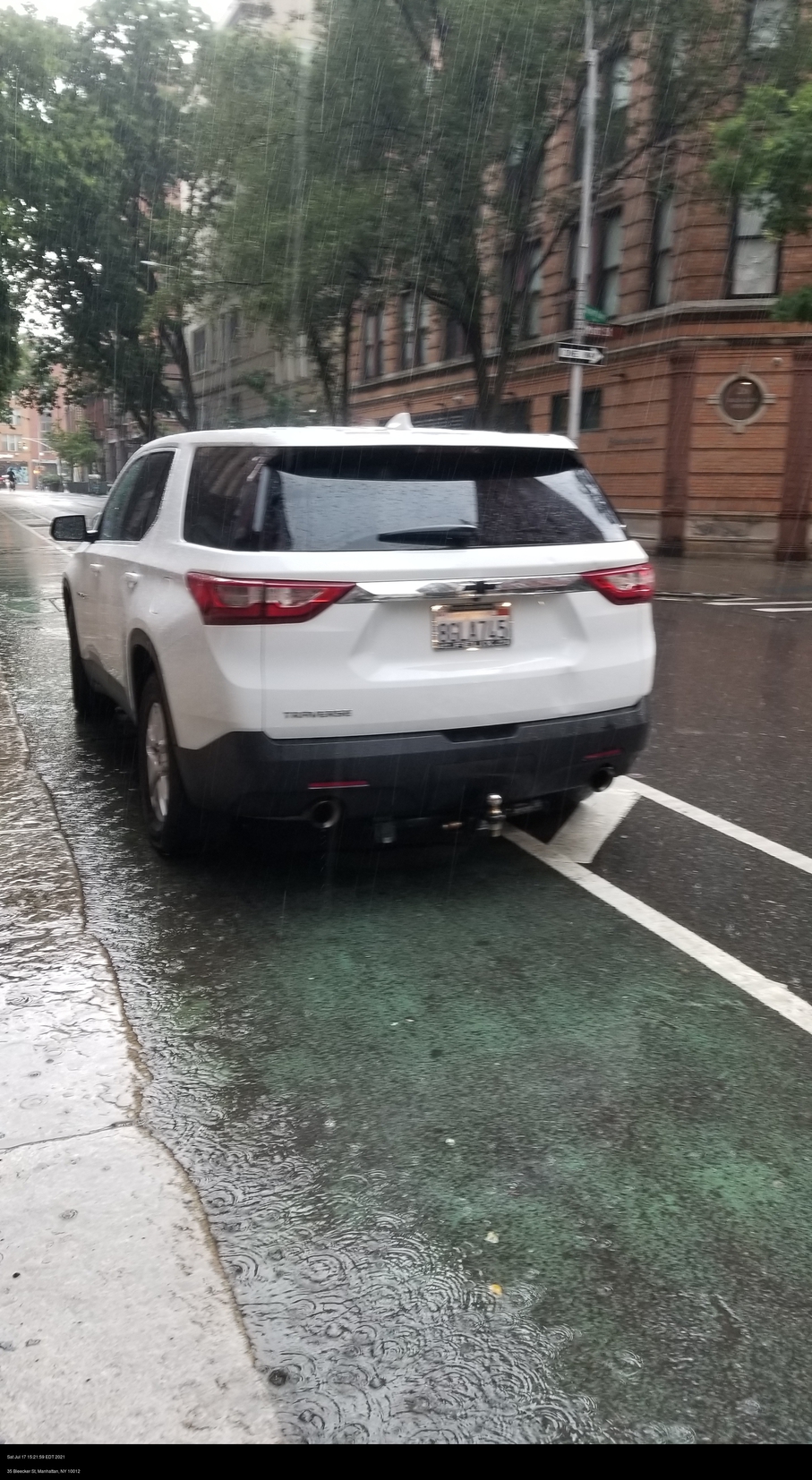 Photo of car in the street with license plate 8GLA745 in New York