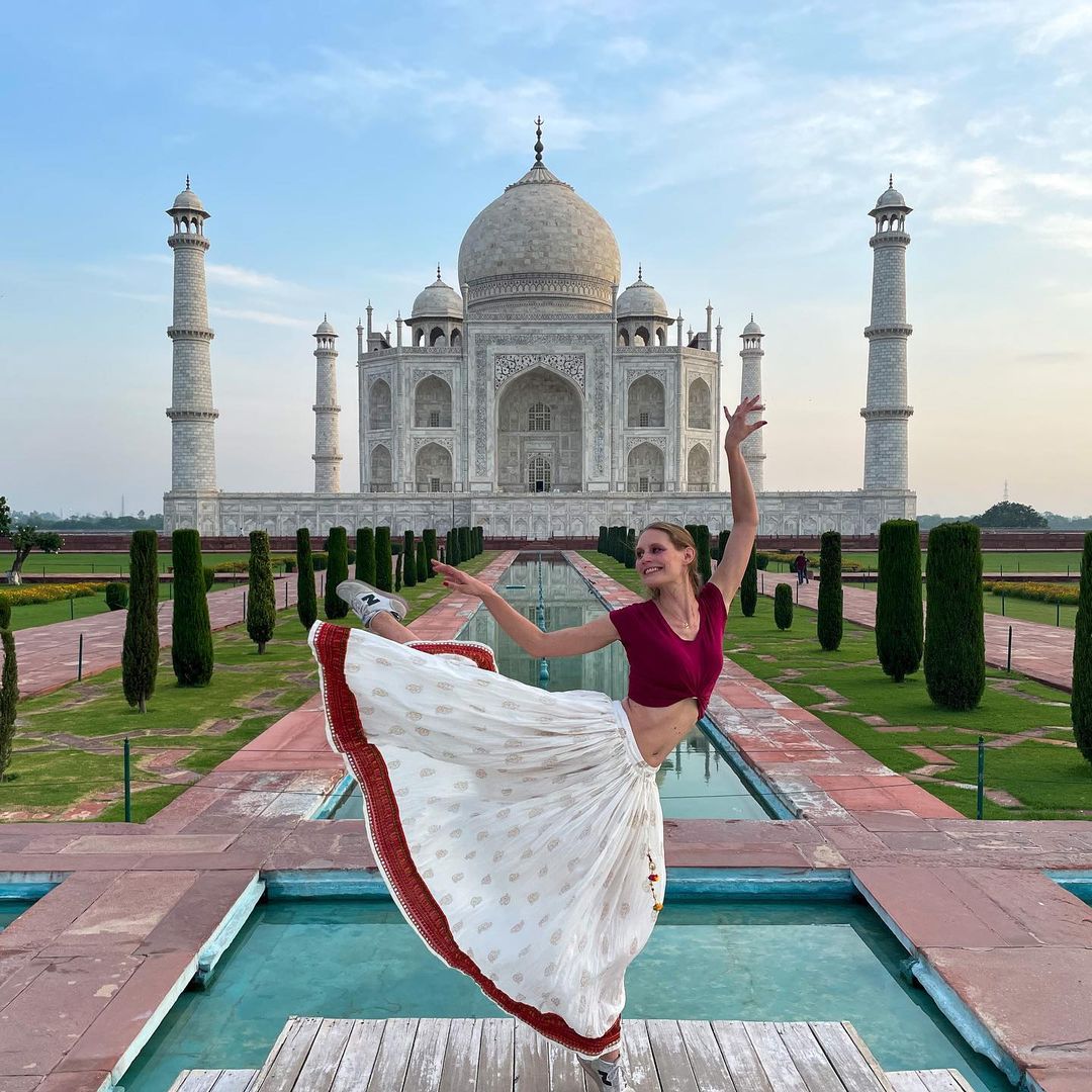 Have you ever seen a better sunrise?
Book now the popular #TAJMAHALSUNRISETOUR with us
To receive complete detailed journey plan!!! leave your email in the comments/DMs
Web: sevenwondertours.com
or 
contact us
E-mail: sevenwonderagra@gmail.com
#indietour 
#inde
#sensilavoyages