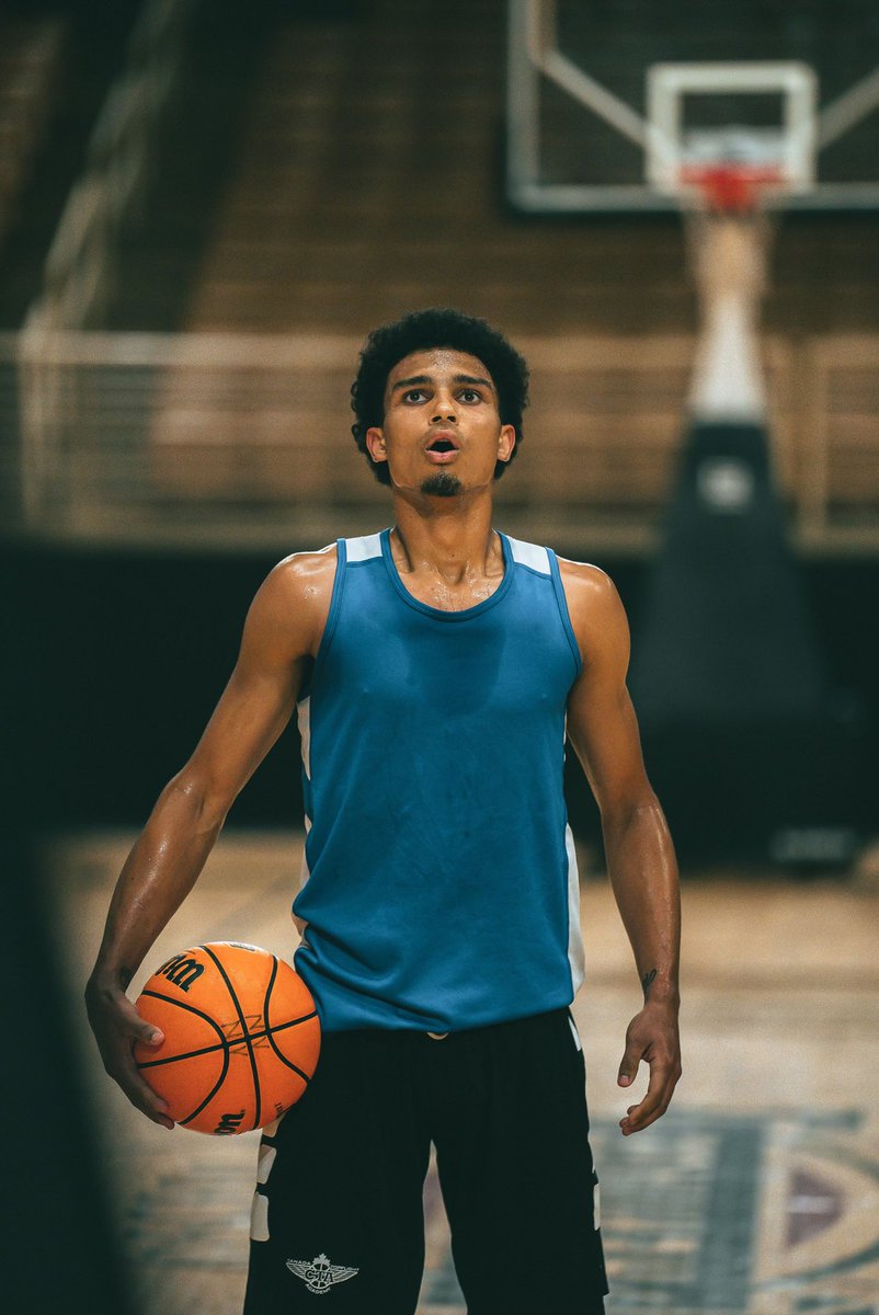 🚨COACHES🚨
A lot of programs love athletic guards... well here’s 6’3 G <a href="/OkengeSteph/">Steph Okenge</a>. Prior to a shoulder injury, Steph displays fundamentals in an athletic fashion. It’s amazing to watch! An international stud looking to earn an opportunity, he’s worth it 😉‼️📈 #iam3