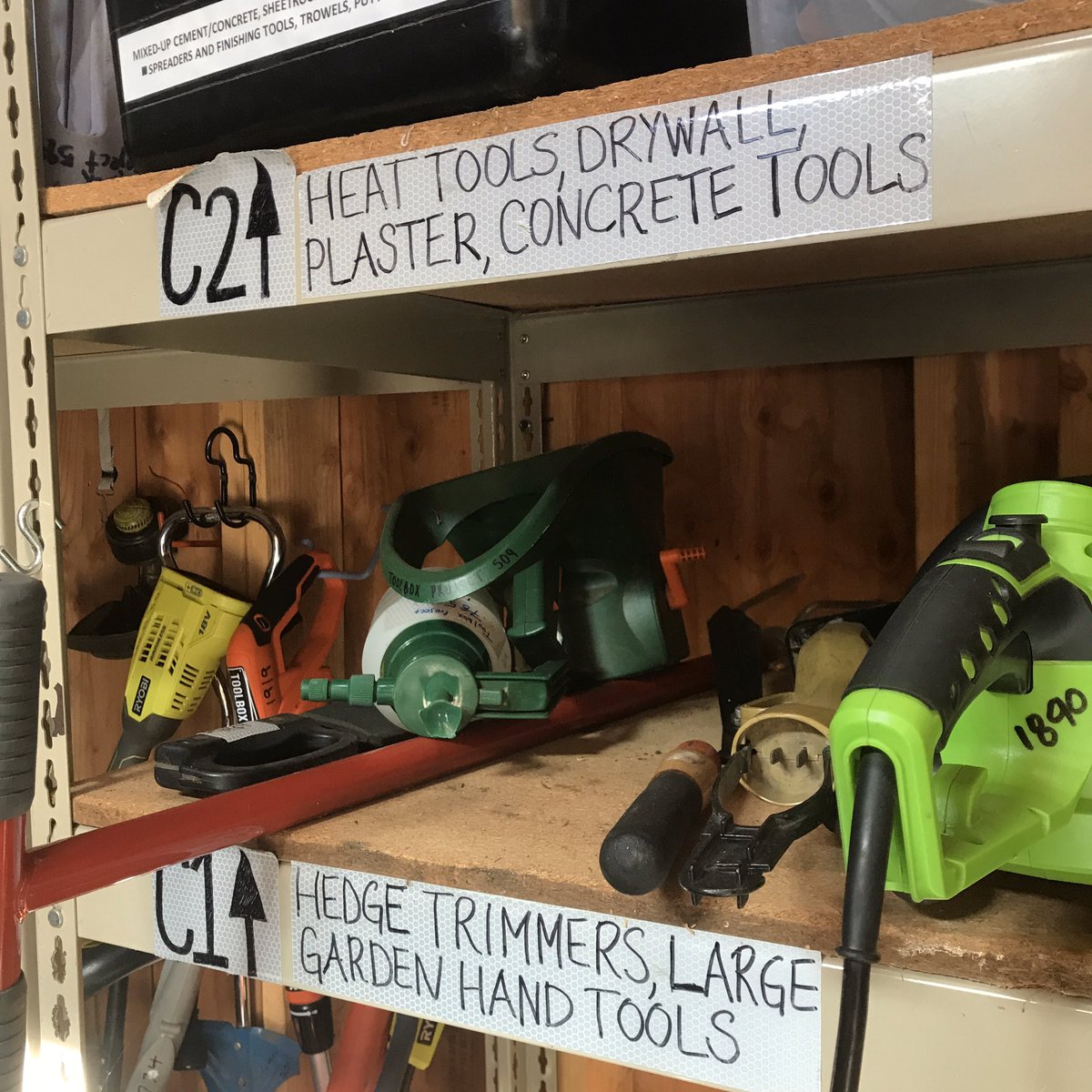 nick_routledge's tweet photo. I’ve seen countless wannabe efforts through the long years. Now, finally, a community-based tool-lending library with true, staying power: #TheToolBoxProject. There, yesterday, picking up orchard ladders for a greenhouse-raising with #HuertodelaFamilia. https://t.co/vx4clvg4p4 https://t.co/SkbCeHYrfq