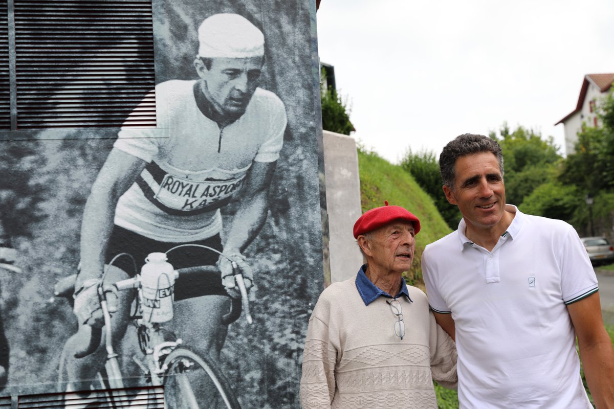 Marcel Queheille, le toujours joyeux, nous a quittés ce samedi à 91 ans pendant le <a href="/TDF2021/">Tour de France 2021</a>. Le souletin avait disputé 4 Tours et gagné une étape en 1959 à <a href="/VilleDeBayonne/">VilleDeBayonne</a>. Ici avec son ami <a href="/Miguel_Indurain/">Miguel Indurain</a> en juillet 2018 avant le contre-la-montre à Espelette, devant sa photo.