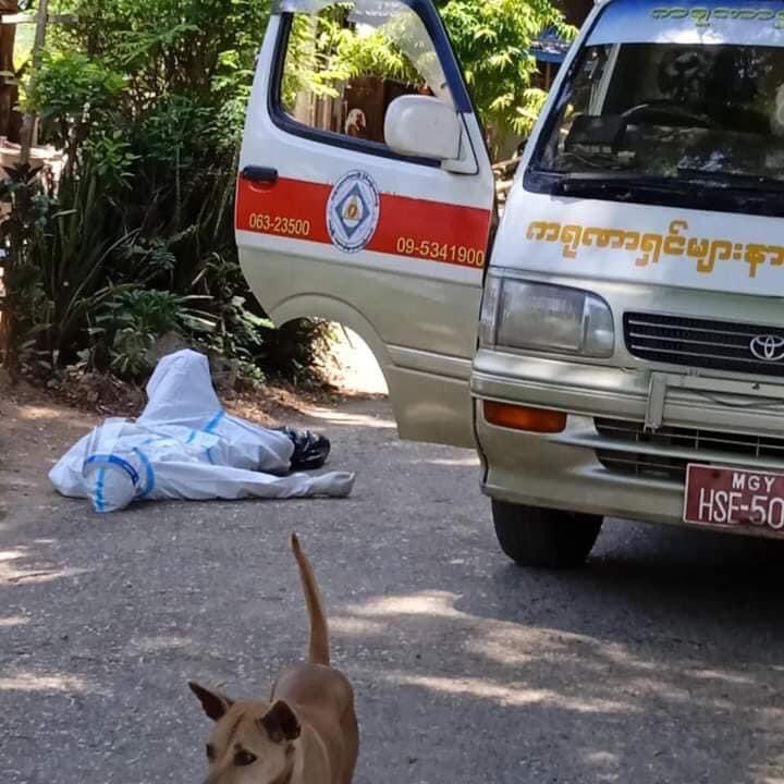 An exhausted Myanmar volunteer from one of the charities assisting to transfer dead bodies of covid-19 patients died at their homes.
#WhatsHappeningInMyanmar