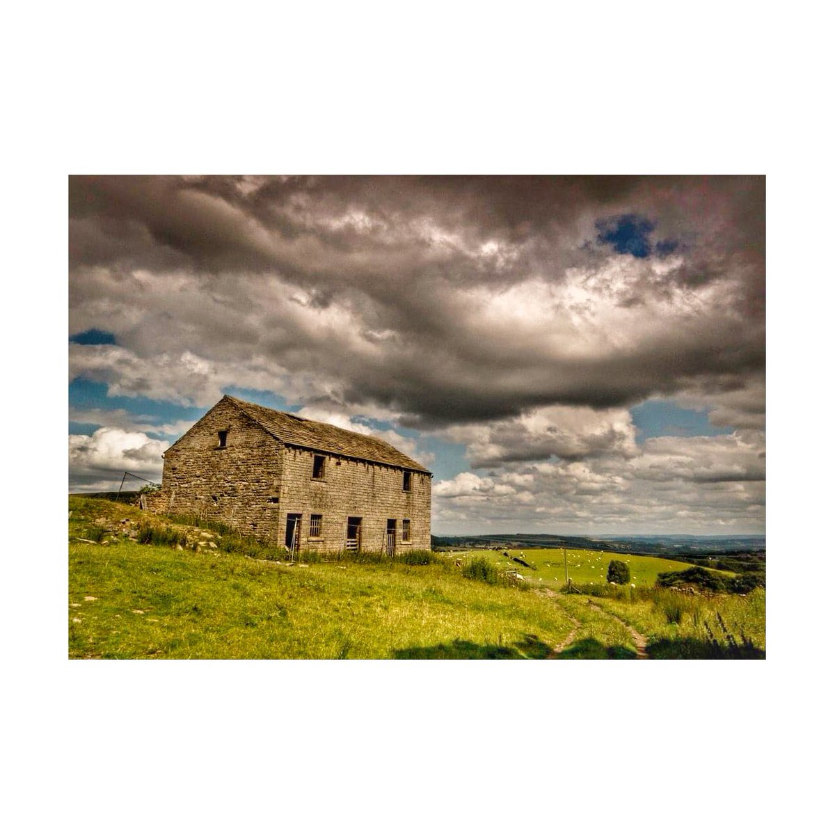 Hepworth near Holmfirth, Yorkshire, UK. @The_Dalesman @ThePhotoHour @peakdistrict #peakdistrict #holmfirth #barn #Yorkshire #ruralengland @StormHour @OrdnanceSurvey @PeepsofthePeaks