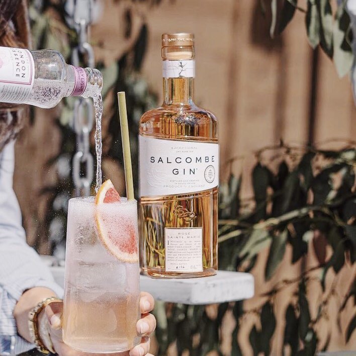 SalcombeDCo's tweet photo. What an incredible time we’ve had serving ‘Salcombe & Tonics’ at @SilverstoneUK with our friends at Camp Kerala, @castleairltd and @londonessenceco. A perfect balance of luxury camping, F1, extraordinary helicopters and a Salcombe Gin bar. #venturewithspirit https://t.co/nSyXnwJ5dZ