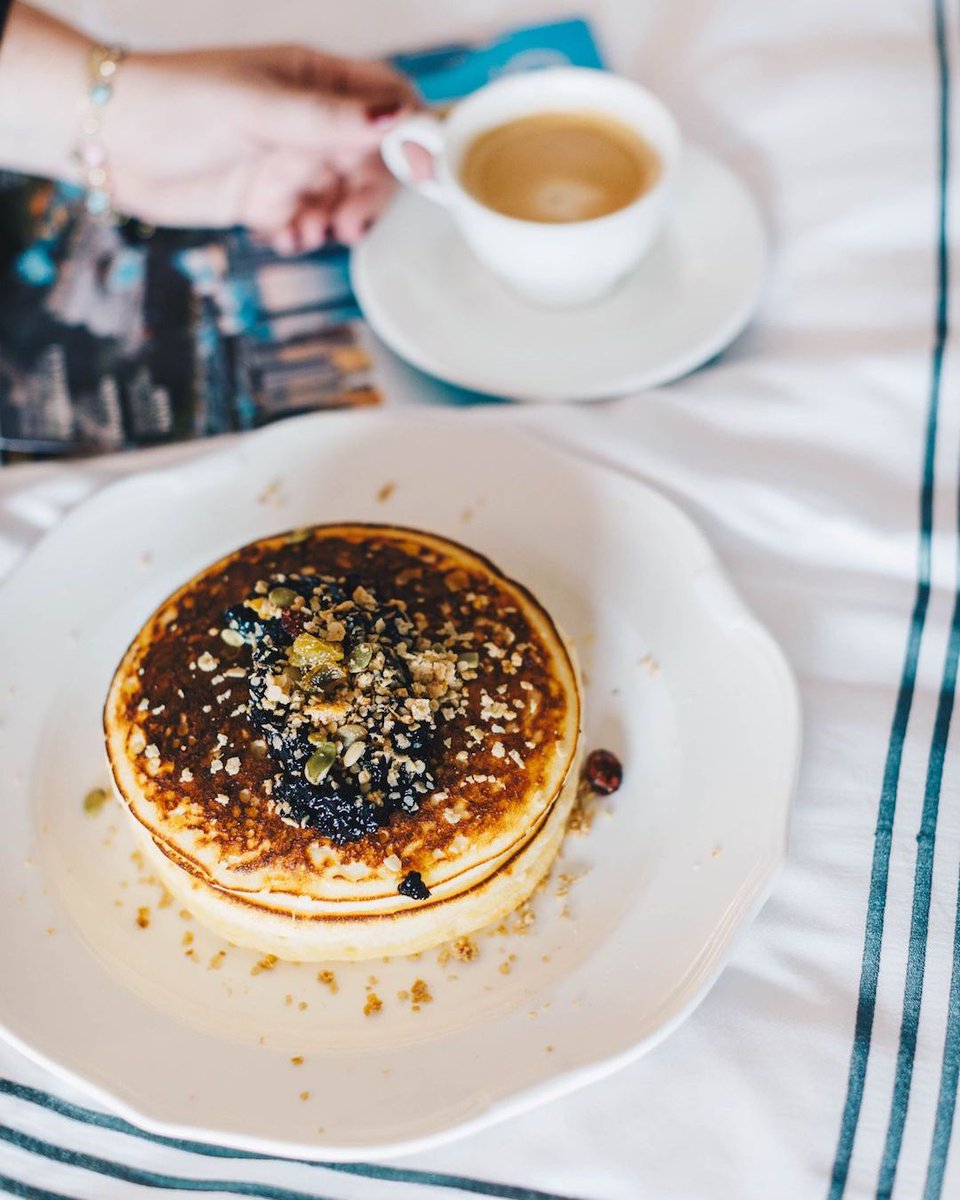 Sundays start better with pancakes in bed. #easylikesundaymorning

#thompsonchicago #thompsonhotelchicago #hyatt #goldcoast #goldcoasthotel #sundaymornings #sundaybrunch #sundayvibes #pancakes #pancakelove