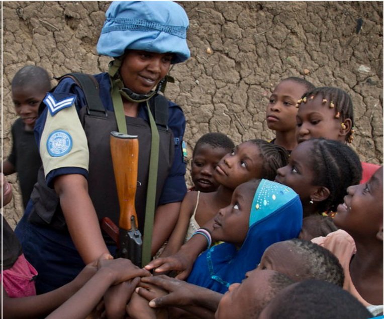 VRugwabiza's tweet image. All children need someone to look up to, those in conflict zones more than others to envisage a better future.
Check the faces of these girls looking up to this Peacekeeper from 🇷🇼
What do you see?
I see Trust, feeling inspired and empowered.#RoleModelEffect #WomenInPeacekeeping